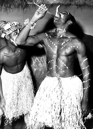 Sylla, authentique sorcier noir et mangeur de feu - photograph of a fire eater