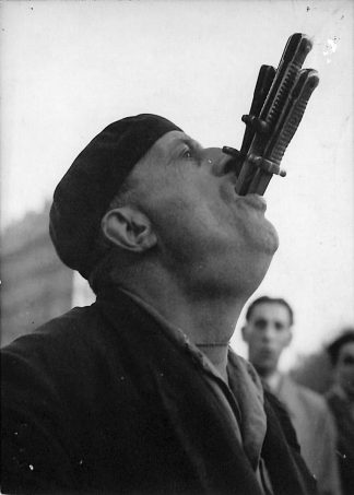 "Les avaleurs de sabres" - 1971 press photo of a sword swallower.