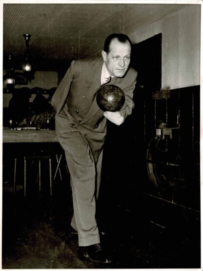 Press photograph of B. Schmitz-Hochburg bowling with no hands