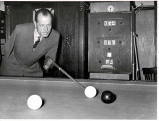 Press photograph of B. Schmitz-Hochburg playing billiard with no hands