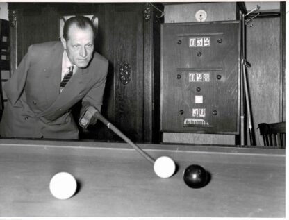 Press photograph of B. Schmitz-Hochburg playing billiard with no hands